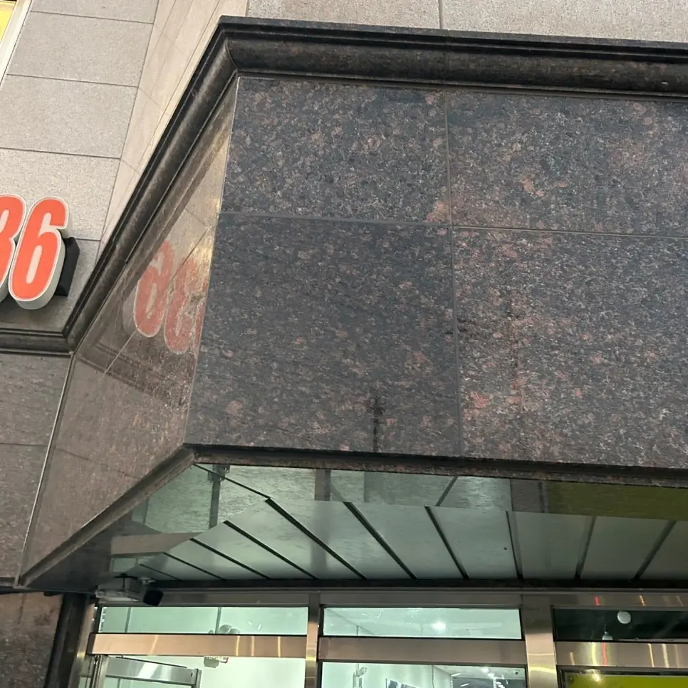재시공으로 정리된 상가 캐노피 코너 시공 후