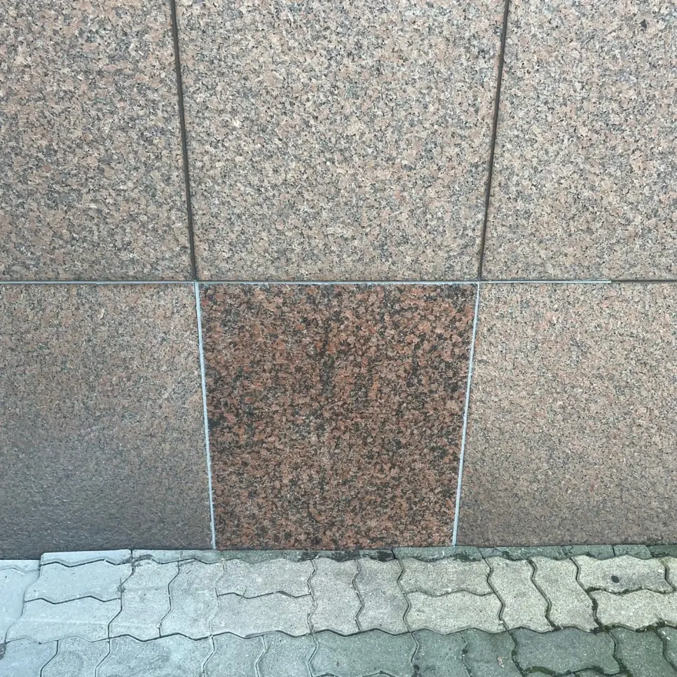 신규 패널이 재부착된 외벽 하단부 시공 후