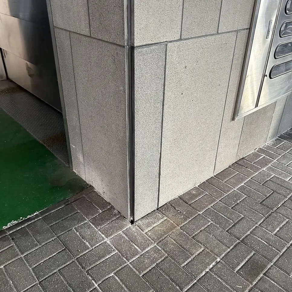 줄눈이 재시공된 외벽 코너 하단 시공 후