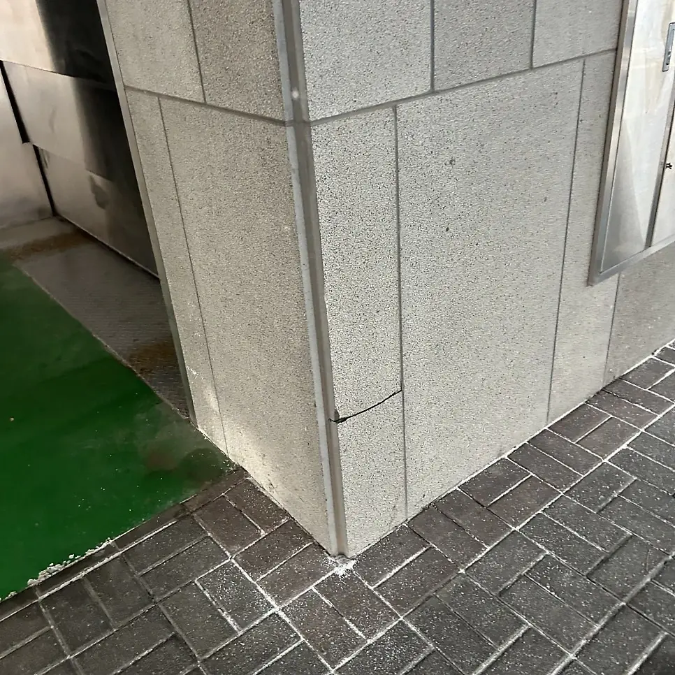균열이 마킹된 외벽 코너 하단 시공 전