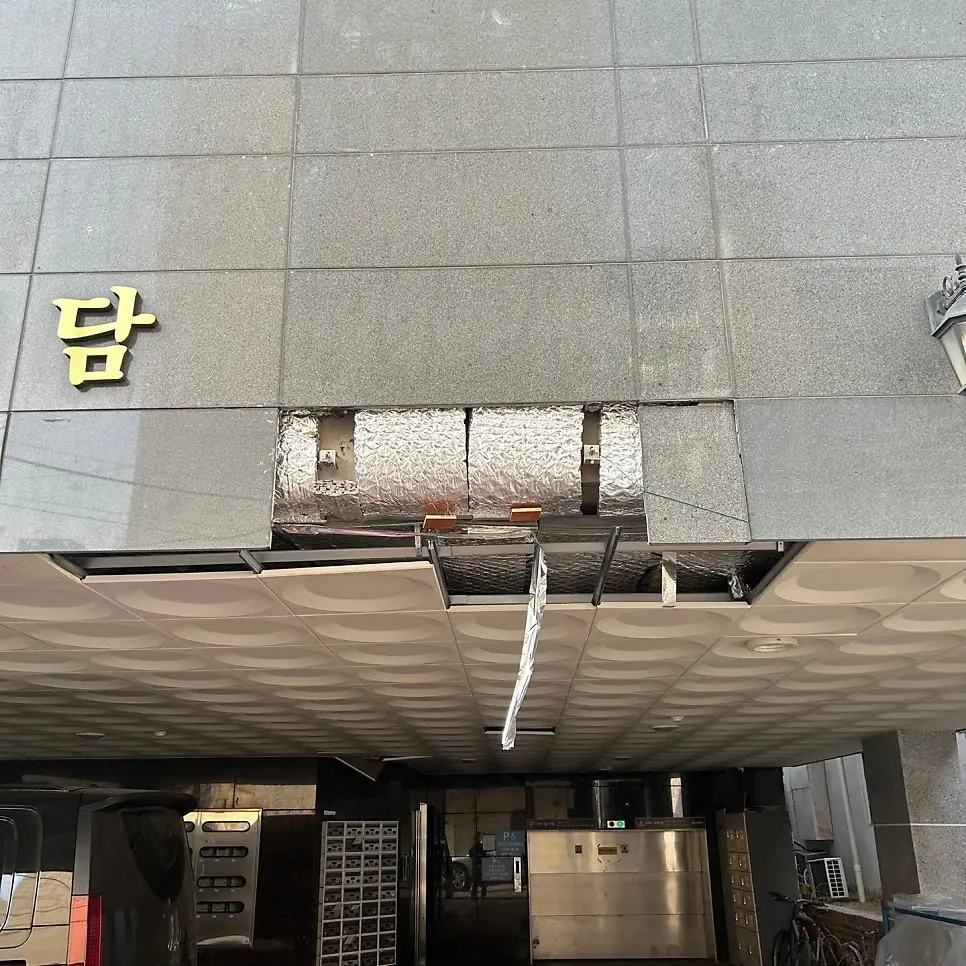 패널이 탈락해 단열재가 노출된 필로티 상부 시공 전